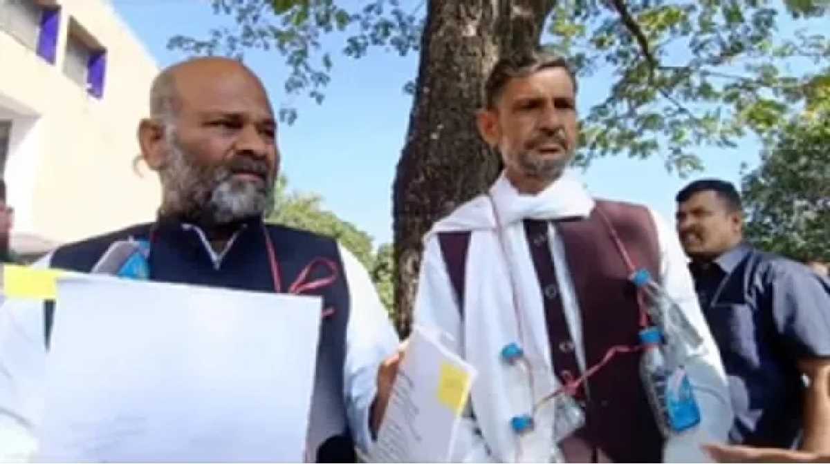 मध्य प्रदेश में कांग्रेस विधायक शराब की बोतलों की माला पहनकर पहुंचे विधानसभा